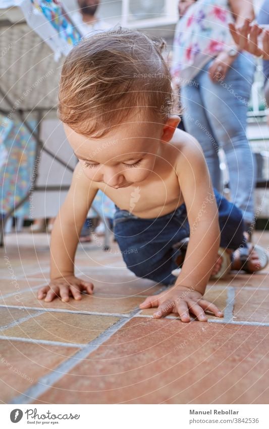 Foto eines krabbelnden Babys Kind Glück niedlich Kindheit Kleinkind Junge bezaubernd wenig kriechend schön Pflege Lächeln Kaukasier Säugling Gesundheit Person