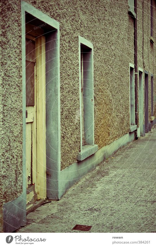 chapelizod Fassade alt Straße Bürgersteig Haus Eingangstür kaputt trist dunkel blau Häusliches Leben Putz Putzfassade schäbig Wohnung Wohnungssituation Armut