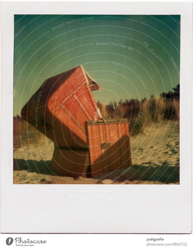 Strandkorb an der Ostsee auf Polaroid. Ostseestrand Ferien & Urlaub & Reisen Erholung Himmel Sommer Außenaufnahme Menschenleer Farbfoto Tourismus Sommerurlaub