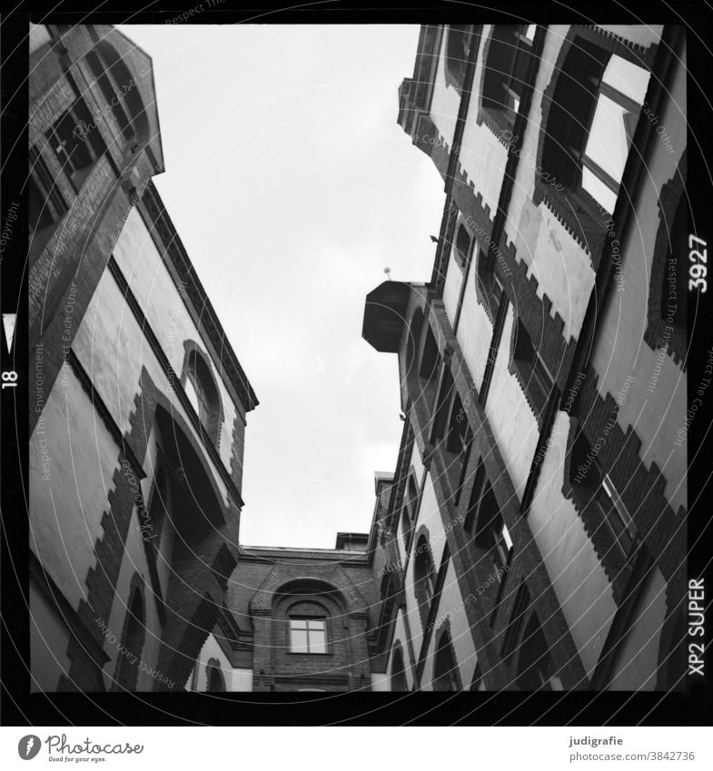 Hinterhof, analog Stadt wohnen Haus mietshaus mehrfamilienhaus innenstadt altbau wohnhaus wand innenhof fassade mauer fenster Architektur Analogfoto