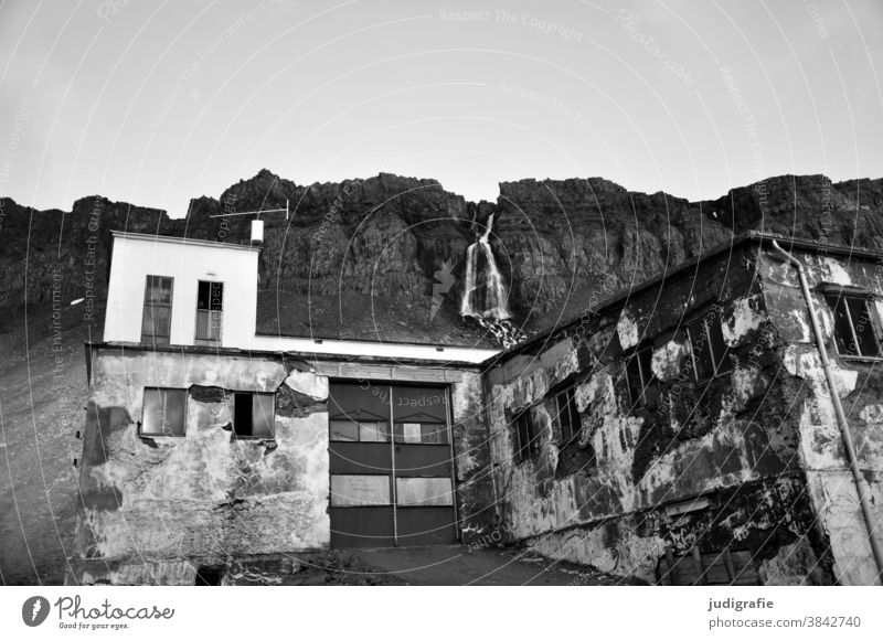 Djúpavík. Alte Fischfabrik vor Wasserfall auf Islands Westfjorden. Ruine Fabrik Landschaft westfjorde Beton Tor verlassen Einsam marode Außenaufnahme