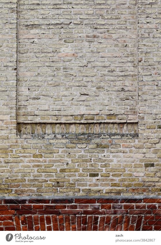 Kunst am Bau l Lüften impossible Fassade Backstein Wand Mauer Haus Stein rot Bauwerk Architektur Linie Strukturen & Formen Backsteinwand alt Backsteinfassade