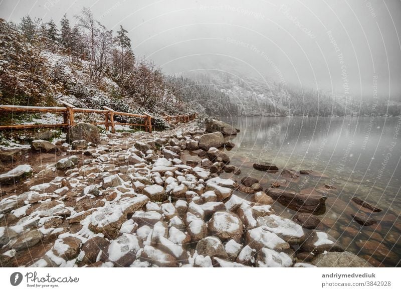 Bergsee im Winter. Seitenansicht. Morske Oko. Polen Berge u. Gebirge Landschaft Ansicht Schweiz Himmel schön Damm See Natur Hintergrund reisen blau im Freien