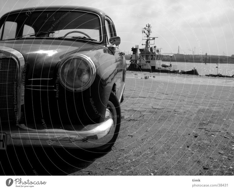 Old School Wasserfahrzeug Verkehr alter Mercedes Schwarzweißfoto Hamburg PKW