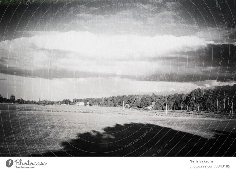 schäbige Landschaft mit großem Baumschatten und massiver dunkler Vignette. schiefer Horizont. gealtert Lettland lettisch Hintergrund Tag wüst leer berühmt