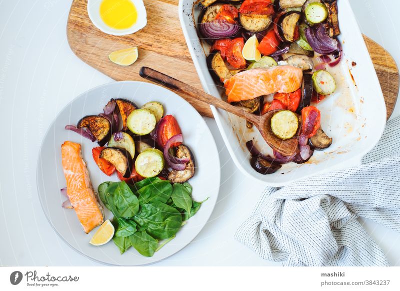 gesunde Ernährung - gebackenes Gemüse mit Lachs Lebensmittel Gesundheit Mahlzeit Vegetarier Essen zubereiten Abendessen gebraten lecker Speise Mittagessen