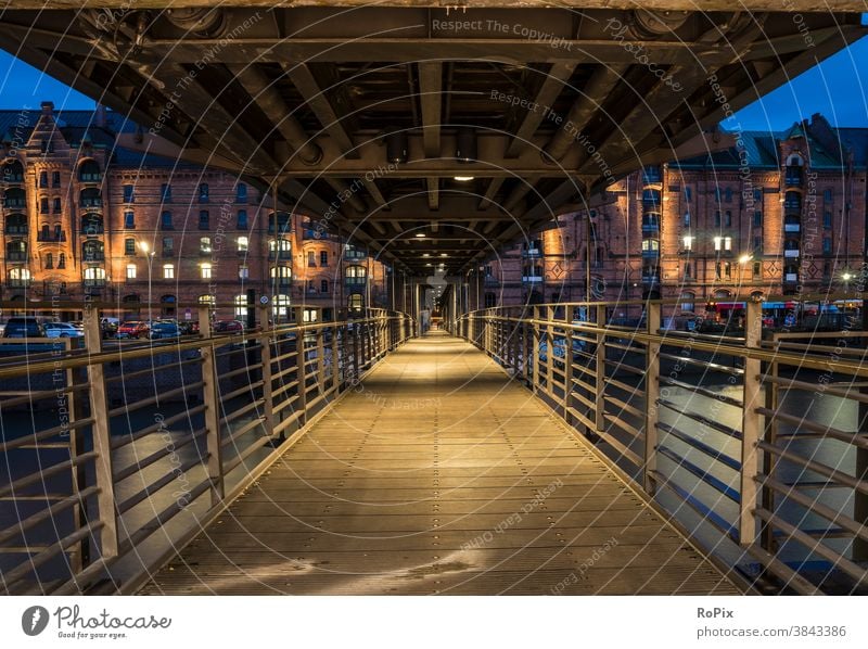 Fussgängerbrücke in der Hamburger Speicherstadt. Hafencity Hafenstadt Kran maritim Technik Architektur Stimmung Wohnhaus Fassade Büro Bürokomplex Gebäude Fluss