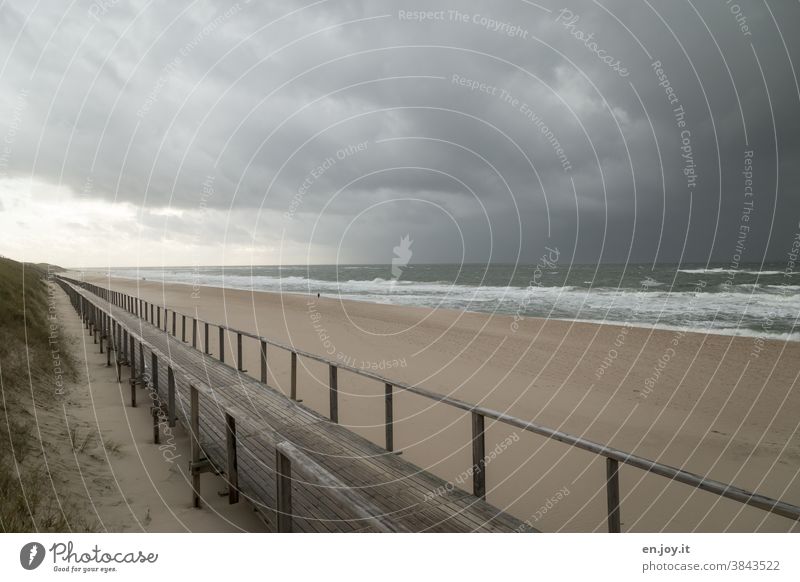 Holzsteg am Strand von Westerland vor herannahendem Unwetter Meer Nordsee Sylt leer Sturm Wetter schlechtes Wetter Regen Gewitter Gewitterwolken Regenwolken