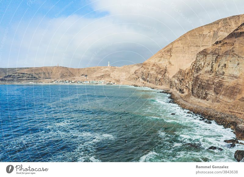 Luftaufnahme von La Herradura, Chorrillos - Peru. Panoramablick. Drohnenansicht Seeküste Insel Uferlinie Boote Ballungsraum Lima Pazifik Meeresufer Steine hafen