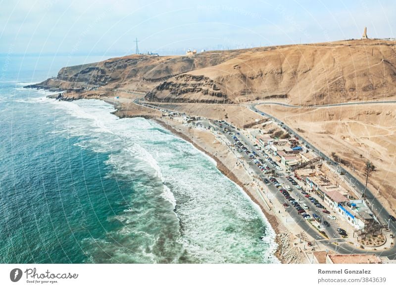 Luftaufnahme von La Herradura, Chorrillos - Peru. Panoramablick. Drohnenansicht Seeküste Insel Uferlinie Boote Ballungsraum Lima Pazifik Meeresufer Steine hafen