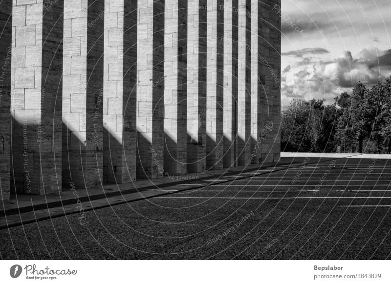 Schwarz-Weiß-Ansicht der Säulen, Italien Architektur Schatten Murmel Schrein Denkmal Spalten Kolonnade schwarz auf weiß Quadrat architektonisch