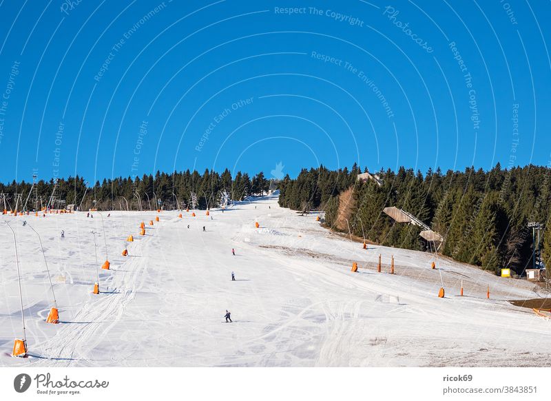 Winter im Erzgebirge am Fichtelberg in Oberwiesenthal Skipiste Gebirge Berge Sachsen Piste Landschaft Natur Wald Bäume Urlaub Skiurlaub Tourismus Schnee erholen