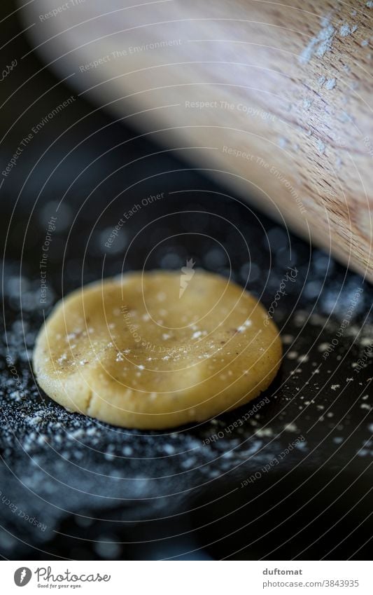 Teig mit Nudelholz auf bemehlter Arbeitsfläche in der Küche Keks Plätzchen Backwaren Lebensmittel Farbfoto Ernährung Teigwaren backen Nahaufnahme süß lecker