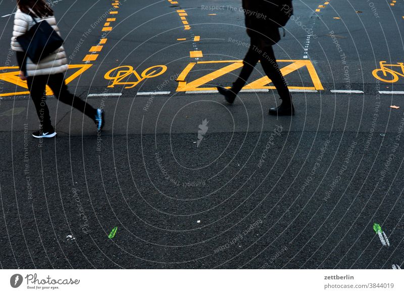 Fußgängerzone Friedrichstraße abbiegen asphalt autobahn ecke fahrbahnmarkierung fahrrad fahrradweg hinweis kante kurve linie links navi navigation orientierung