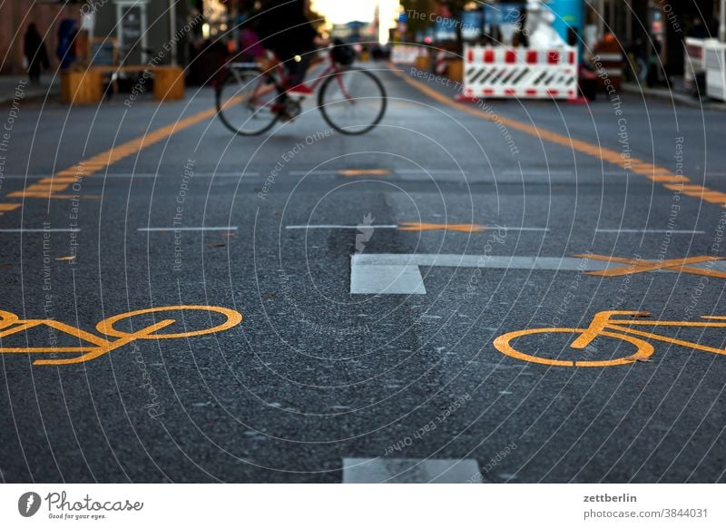 Fußgängerzone Friedrichstraße abbiegen asphalt autobahn ecke fahrbahnmarkierung fahrrad fahrradweg hinweis kante kurve linie links navi navigation orientierung