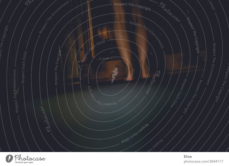 nackte Beine vor einem Kleiderschrank Frauenbeine anziehen dunkel geöffnet morgens düster