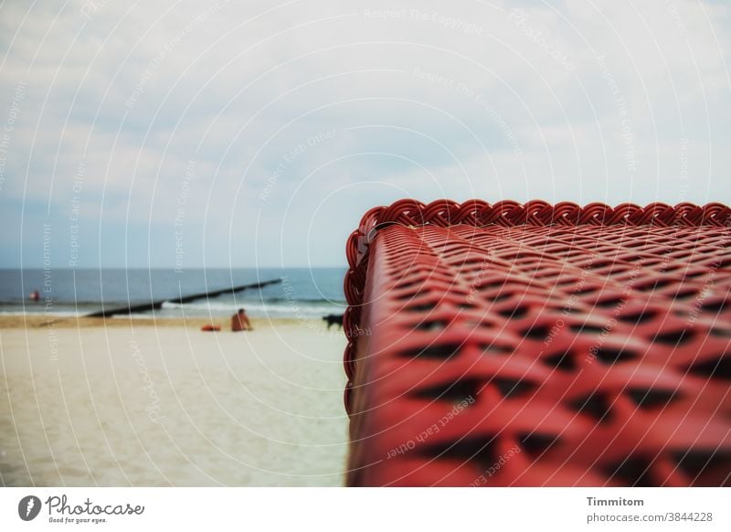 Ostsee, Buhne, Sand und Strandkorb Wasser Himmel Horizont rot blau braun weiß