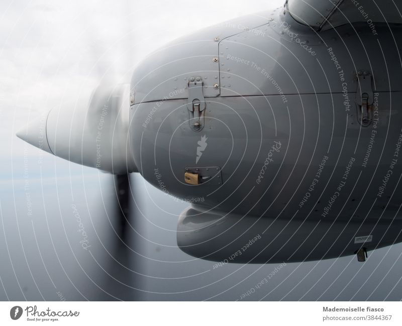 Rotierender Propeller flugzeug Triebwerk Metall Turbulenz wolken Höhe Himmel Urlaub Reise luft Abenteuer