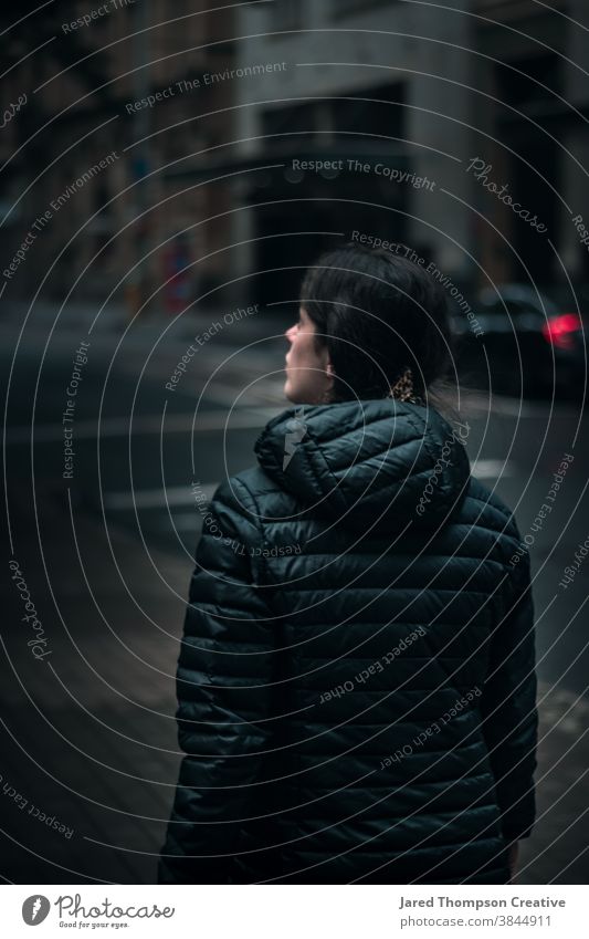 Ein Mädchen beobachtet die Stadt in Sydney, Australien nsw newsouthwales blau Großstadt cbd Bokeh Kathmandu Frau Teenager Erwachsener Jugend junger Erwachsener