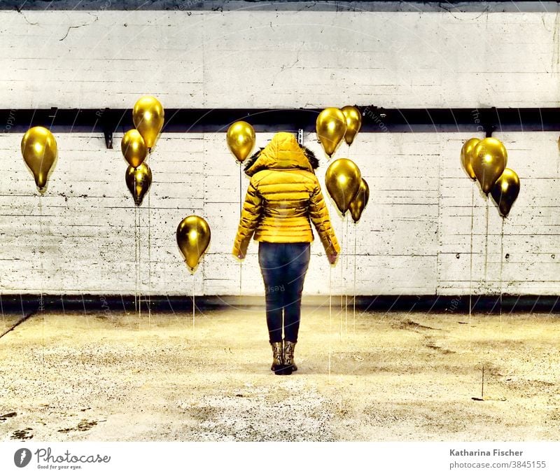 Goldene Luftballons gelb Ballons Farbfoto Farbe Tiefgarage grau weiß schwarz gold gelbe Jacke schwarze Hose unterirdisch Linie Parkhaus parken Kunst stehen