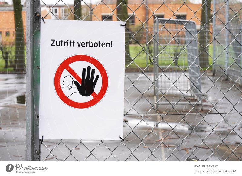 Geschlossener Bolzplatz mit Verbotsschild Zutritt verboten Sportplatz Fußballplatz Schild COVID-19 Corona Lockdown Deutsch Korona Zaun soziale Distanzierung