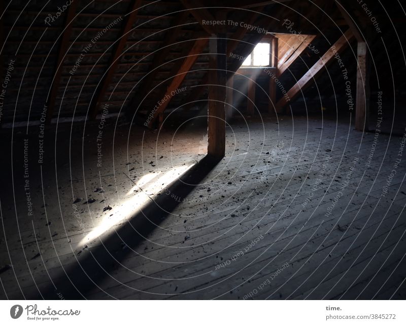 kleines Licht Dachboden fenster sonnenlicht dreckig leer schrägdach holz holzbalken säulen dielen dielenbretter staub verlasssen lost places dunkel schatten