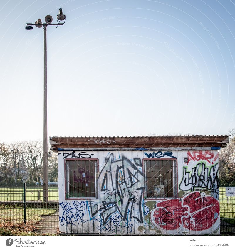 nie mehr 2. kreisklasse! Fußballplatz Kassenhäuschen Lautsprecher Graffiti Container grün Sportplatz flutlichtmast Ballsport Sportstätten Freizeit & Hobby Gras