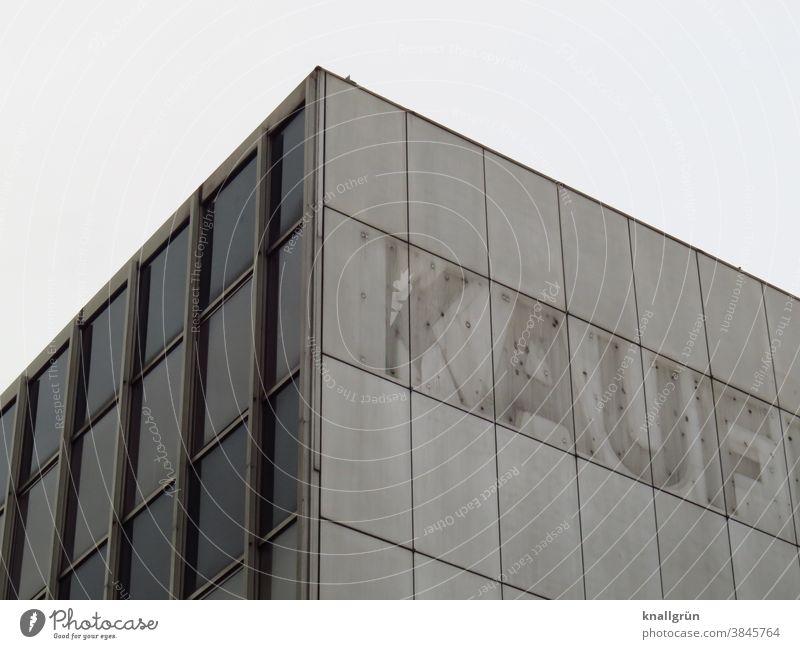 Teilansicht eines leerstehenden Kaufhof Gebäudes Kaufhaus alt Buchstaben Fassade Ladengeschäft Schriftzeichen Außenaufnahme Menschenleer Farbfoto Wand Mauer Tag