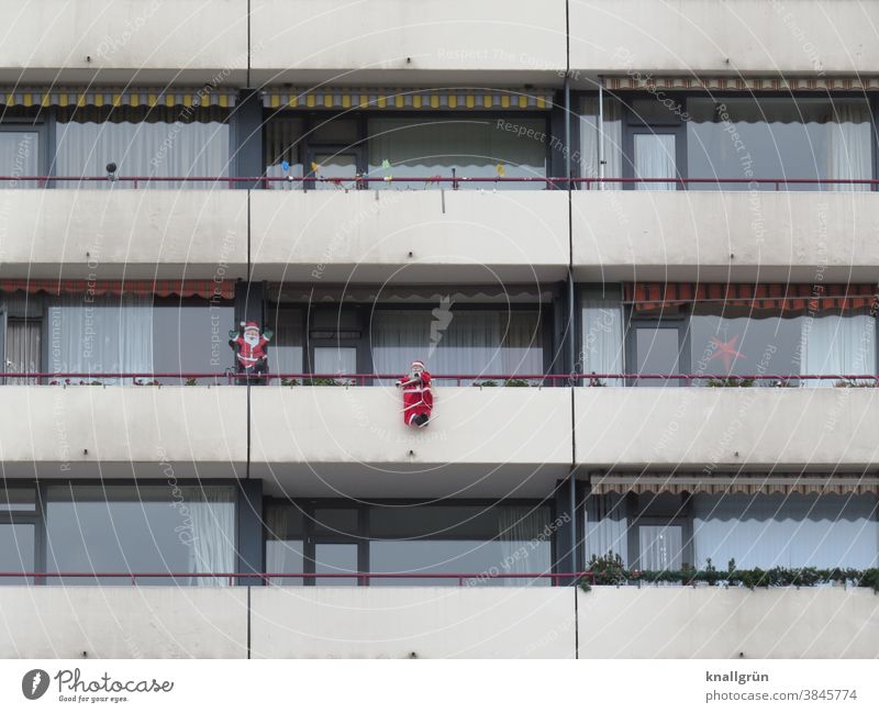 Balkon eines Hochhauses mit Weihnachtsmännern dekoriert Weihnachtsmann Dekoration & Verzierung Weihnachten & Advent Winter Feste & Feiern Farbfoto Hintergrund