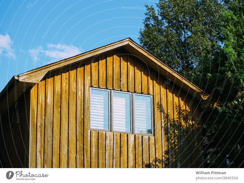 Schlafzimmer-Fenster heimwärts Holzhaus Haus retro Außenaufnahme Farbfoto Fassade Tag alt Häusliches Leben Gedeckte Farben Holzwand Menschenleer Wohnung