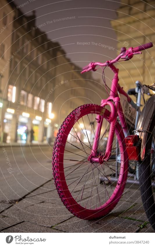 Pinkes Fahrrad parkt auf Straße bei Nacht und Nebel Rad pink Reifen Straßenverkehr Verkehrsmittel Detailaufnahme Menschenleer Nahaufnahme parken Profil Radl