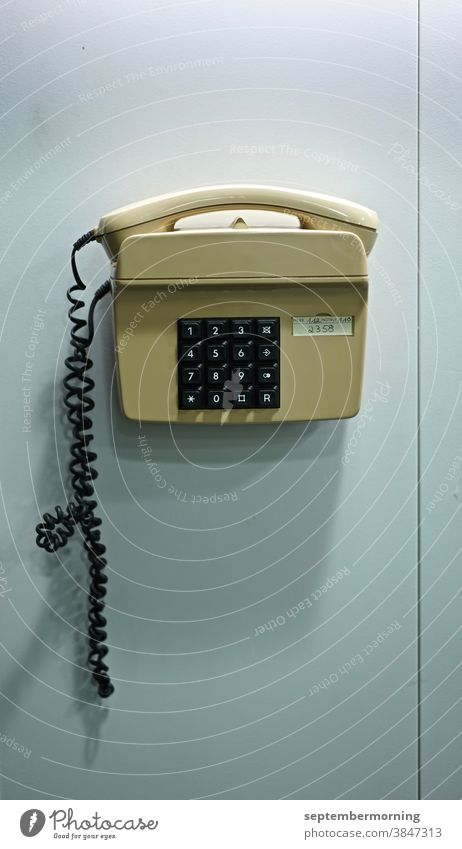 Telefon an einer Wand Tastentelefon beige an der Wand angebracht Menschenleer Innenaufnahme Pastelfarben