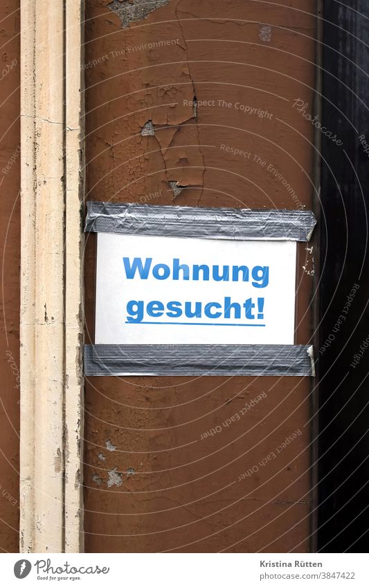 wohnung gesucht schild an hauswand gentrifizierung wohnungsnot wohnungsmangel wohnraummangel wohnungssuche suchen immobilie wohnungsmarkt wohnen mieten kaufen