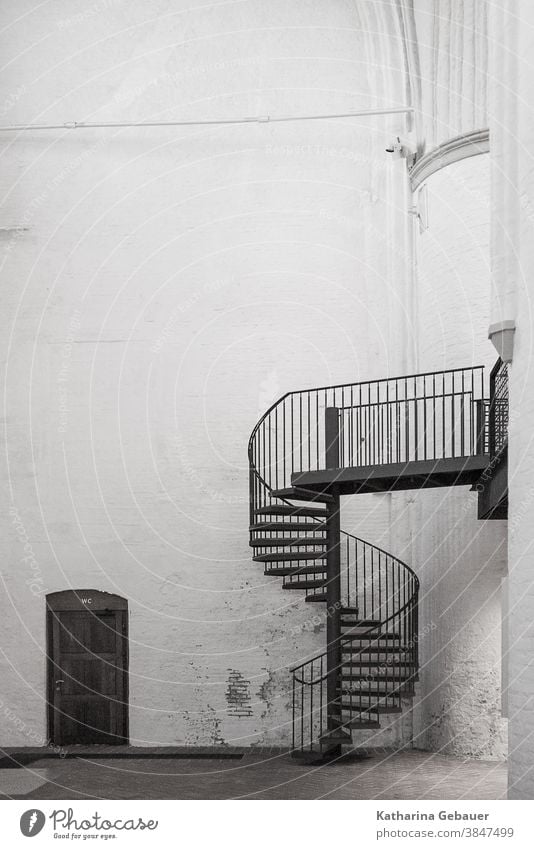 Treppe in der Kirche Tür Menschenleer Wand Mauer Architektur Gebäude Bauwerk Backstein Innenaufnahme alt