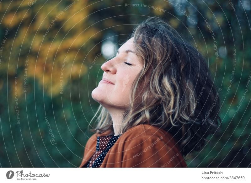 DURCHATMEN - HERBST - FRISCHE LUFT Frau blond Locken Augen geschlossen Außenaufnahme frische Luft durchatmen genießen Zufriedenheit stille für sich sein