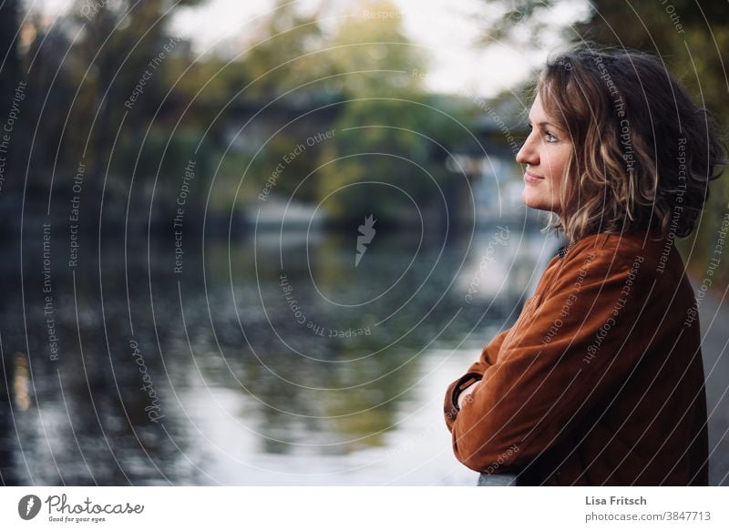 VERTRÄUMT - FRAU - WASSER - HERBST verträumt in gedanken verloren sein Frau 30-45 Jahre jung Erwachsene Denken Gedanke Farbfoto träumen Gefühle Wasser Herbst