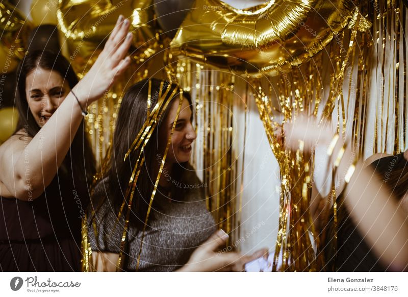 Gruppe der besten Freunde, die Weihnachten oder Silvester feiern. Konzept der Partyzeit Frohe Weihnachten Neujahr Freundschaft Frauen Männer Mädchen