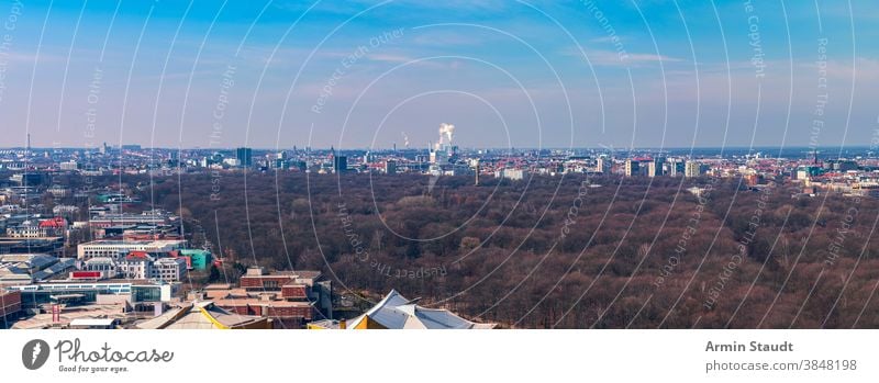 Panorama von Berlin mit dem Tiergarten davor Park Skyline Deutschland Europa Tourismus Architektur Stadtbild Wahrzeichen Großstadt reisen urban Straße Turm