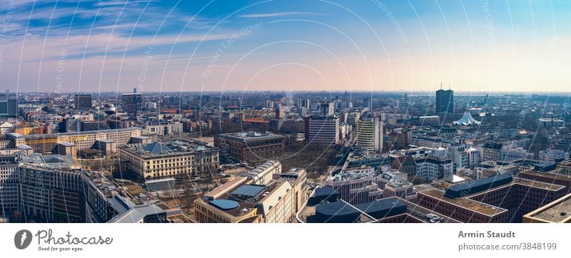 Panorama von Berlin am Abend, vom Potsdamer Platz aus gesehen Skyline Stadtbild Wolkenkratzer Horizont Sommer im Freien blau Himmel Sonnenuntergang berühmt