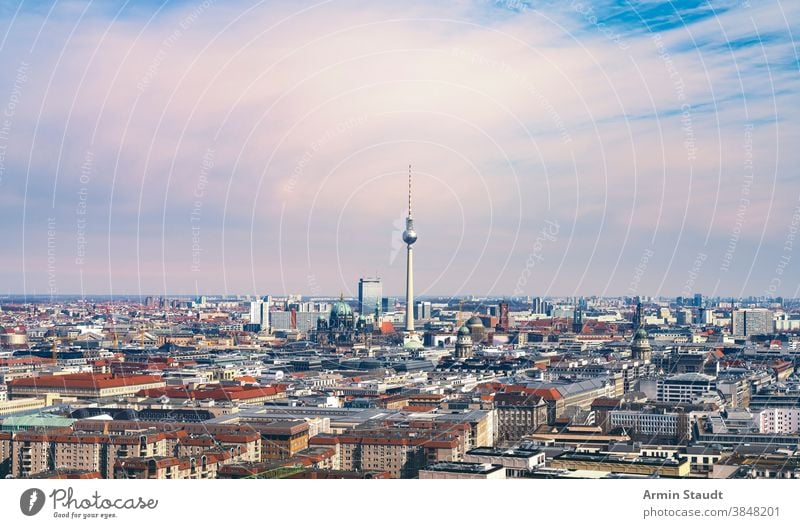 Panorama von Berlin mit Fernsehturm und Berliner Dom FERNSEHER Turm dom Kathedrale Kirche Deutschland Europa Tourismus Architektur Stadtbild Wahrzeichen