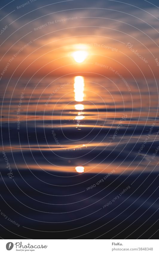 Sonnenuntergang an der Nordsee in Schleswig-Holstein Meer Küste Strand Nordseeküste Dithmarschen Sonnenschein Spiegelung im Wasser Wasseroberfläche Urlaub