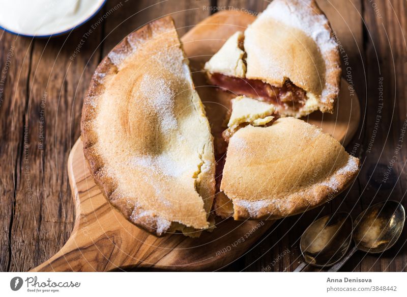 Ein Stück frischer Rhabarber-Erdbeerkuchen mit Sahne in der Nähe Pasteten Erdbeeren Spielfigur Scheibe gebacken rot Lebensmittel süß Teller Frucht lecker