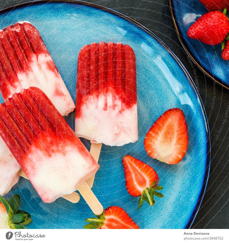 Erdbeere Eis am Stiel mit Erdbeersaft Erdbeeren Saft Himbeeren Paletas selbstgemacht Veganer Kokosnussmilch rustikal weiß Speiseeis Gesundheit Entzug Sommer