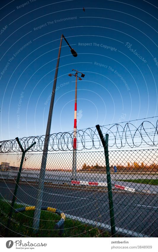 Flughafen Tegel, zwei Stunden vor der Schließung abend berlin flugbahn flughafen flugplatz himmel horizont linie menschenleer rollbahn scheinwerfer skyline