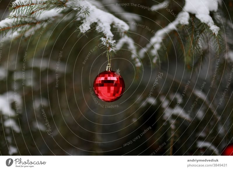 Weihnachtskugel mit einer Girlande, die am Weihnachtsbaum hängt. Frohe Weihnachten und einen guten Rutsch ins neue Jahr. Ball Ast hell Feier Dekor Design