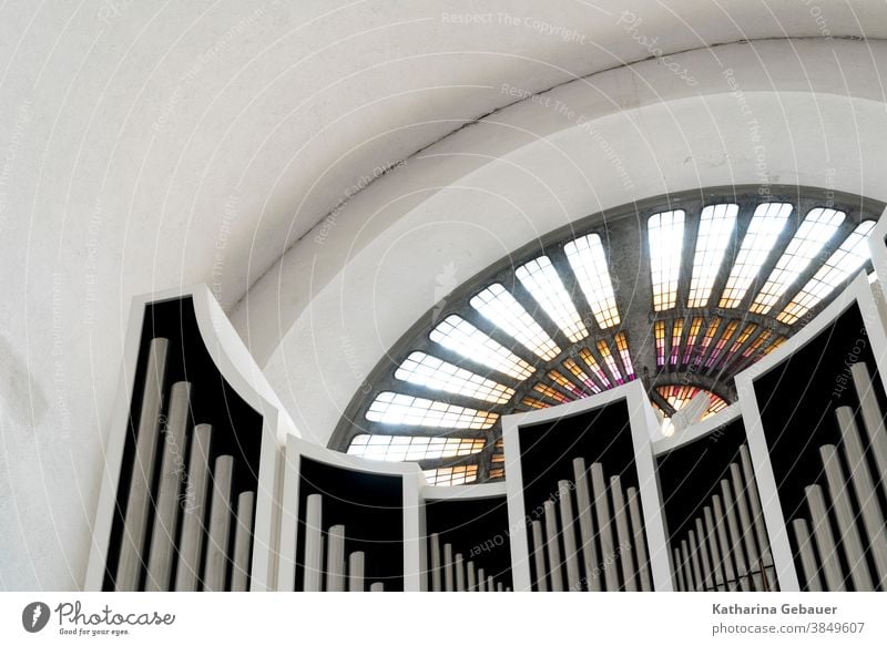 Orgel mit Kirchenfenster kirchenfenster orgel instrument glaube gotteshaus detailaufnahme Religion & Glaube Christentum Licht Kirchenmusik heidingsfeld