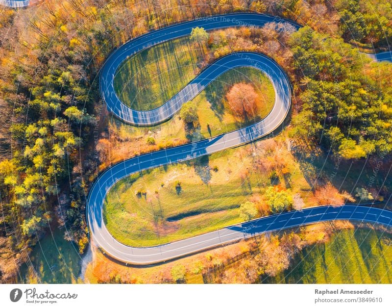 Kurvige Straße den Berg hinauf, Luftaufnahme am Herbstabend oben Antenne Architektur Asphalt Farbe farbenfroh Farben Konstruktion Kurve kurvenreich Ausflugsziel