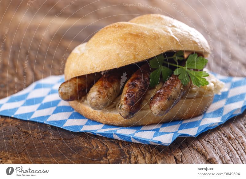 Nürnberger Würstchen im Brötchen Weckla Bratwurst Holz Brot Fleisch Bayern Essen Braten Kochen gegrillt Grill Schweinefleisch Oktoberfest Snack lecker