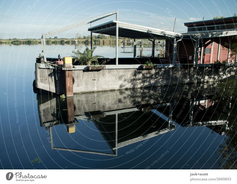 Lokalität mit Wasserblick Anlegestelle Wasseroberfläche Reflexion & Spiegelung See ruhig Idylle Wolkenloser Himmel Gastronomie Schatten überdacht