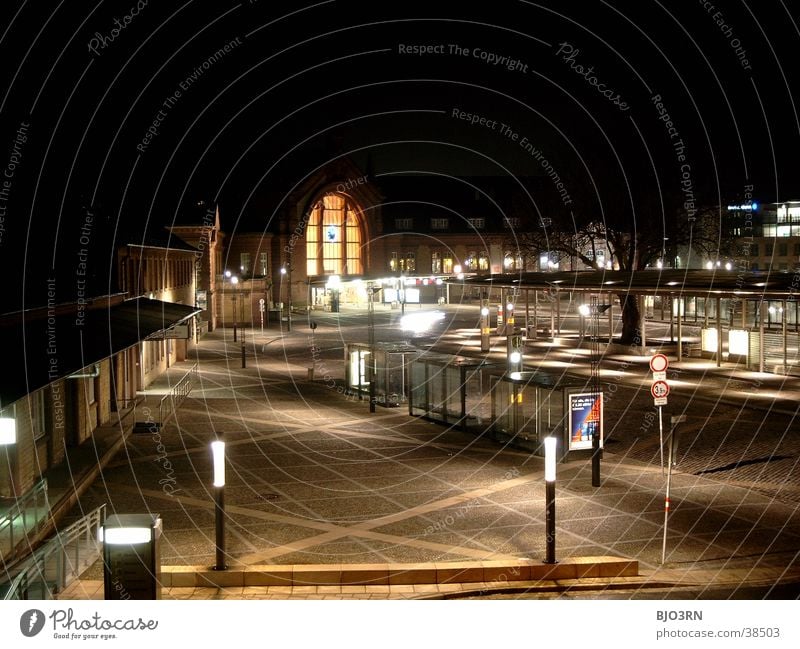 Bahnhofsvorplatz ’01 dunkel Panorama (Aussicht) Laterne Lampe Platz Nacht Architektur bahnhofsvorplatz hell Eisenbahn Station Straße groß